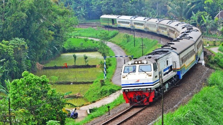 KA Mutiara Timur Surabaya-Banyuwangi yang Melintasi Banyak Terowongan 