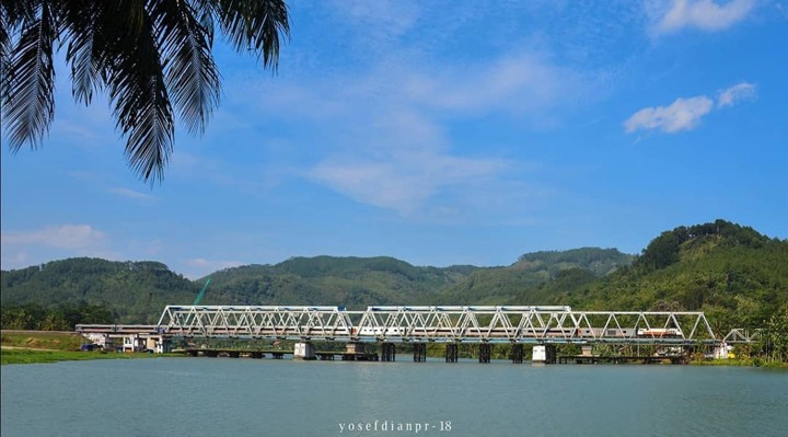 Lewat Jembatan dengan Bentangan Terpanjang di Jalur Kereta Api Taksaka dan Argolawu