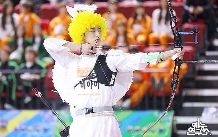 B.I iKON Kocak Dandan Ala Cupid di Pertandingan Panahan 'ISAC' 2019