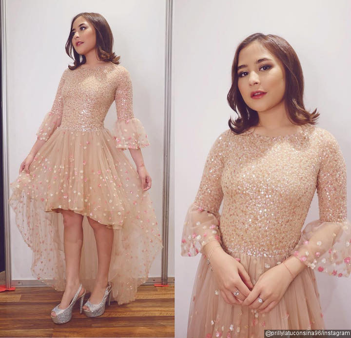 Cantik Bak Puteri Saat Hadiri Acara Penghargaan