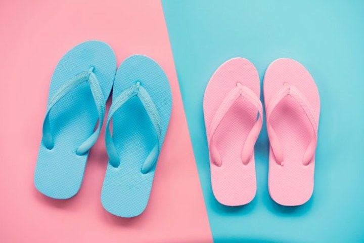 Gunakan Sepatu atau Sandal Karet