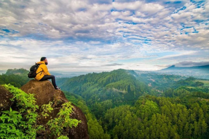Kunjungi Tempat yang Indah saat Musim Hujan