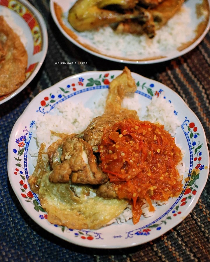 Sego Sambel Mak Yeye Wonokromo Manjakan Pencinta Pedas Saat Tengah Malam