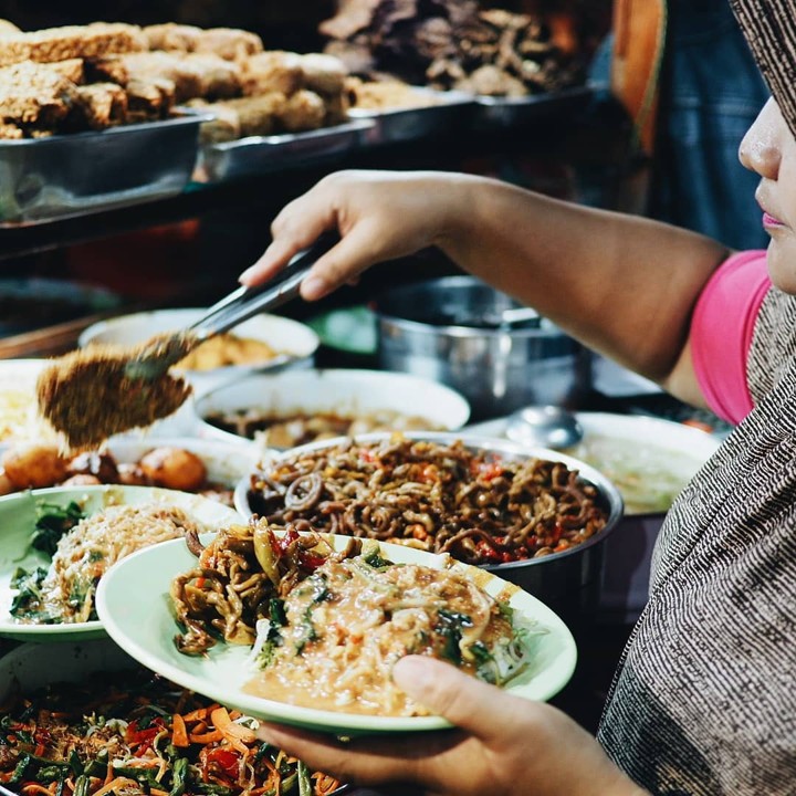 Pecel Ambulance, Kuliner Fenomenal Tengah Malam di Surabaya