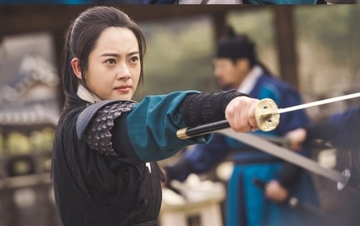 Go Ara Keren Lakoni Adegan Pertarungan Sebagai Investigator di 'Haechi'