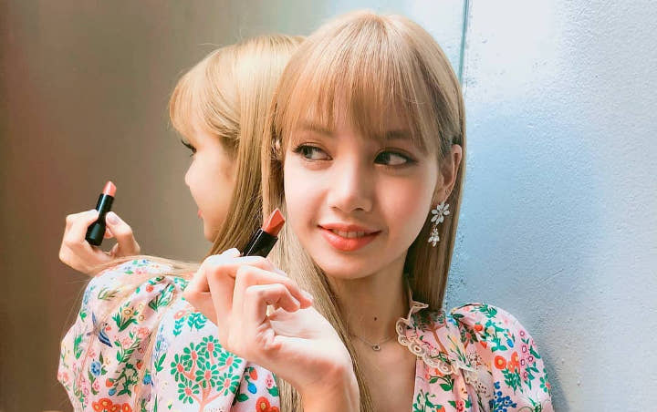 Lisa Black Pink Pamer Foto di Pesawat, Fans: Dia Lebih Cantik dari Barbie