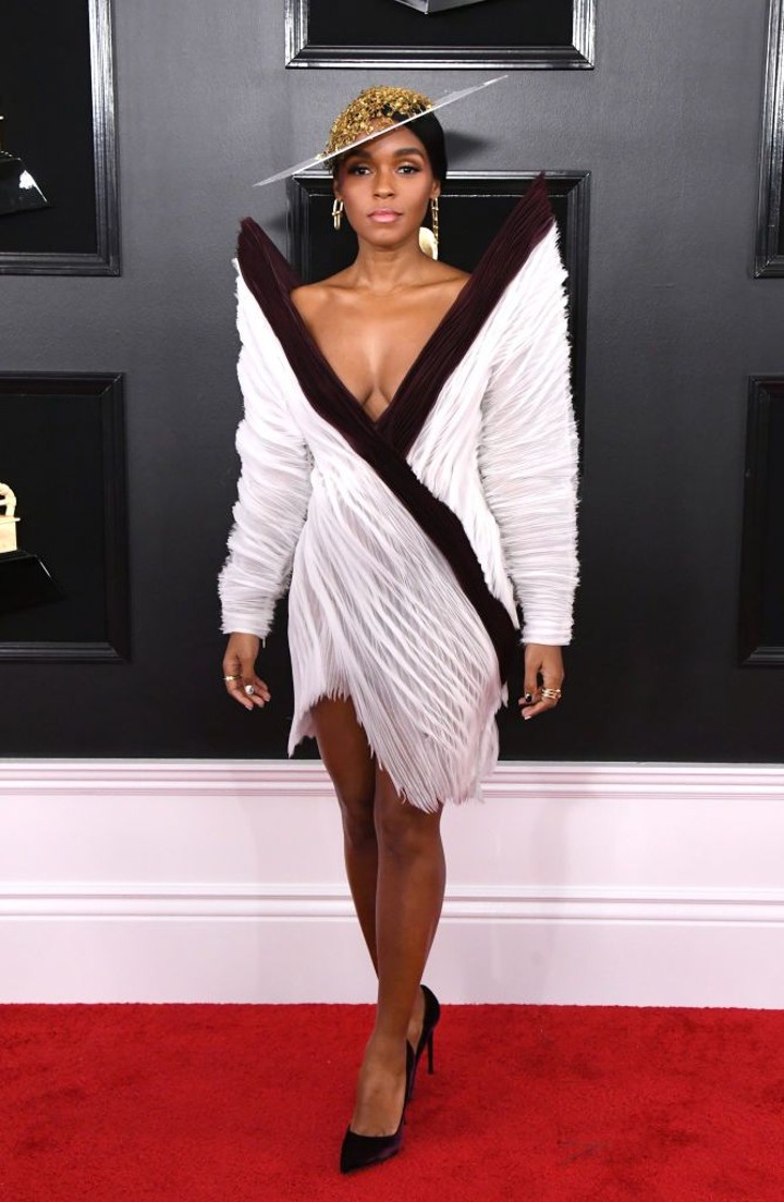 Penampilan Janelle Monae dengan Busana ala Kepompong