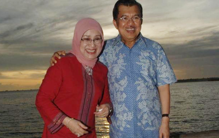 Jusuf Kalla Rayakan Ultah Istrinya yang ke-76 dan Beri Pelukan Mesra di Depan Tumpeng