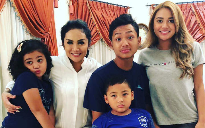  Krisdayanti Mesra Bareng Suami Diingatkan Soal Tugas Ibu, Gambar Aurel-Azriel Jadi Sorotan