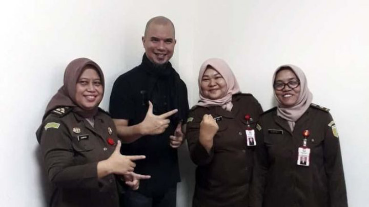 Ahmad Dhani Pose 2 Jari