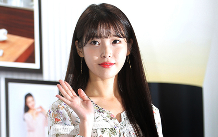 IU Tepati Janji Datang ke Acara Kelulusan Fans Ini