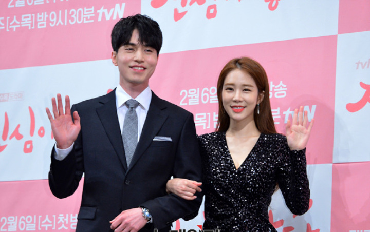 Lee Dong Wook Diminta Pacaran Usai Pamer Gambar Yoo In Na di Lokasi 'Touch Your Heart'