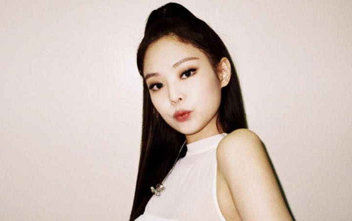 Jennie Pose Unyu Saat Balik ke Korea, Pakai Jaket Mirip Punya Kai?