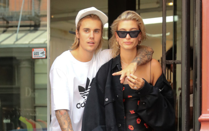 Hailey Baldwin Ternyata Gunakan Foto Jadul Justin Bieber sebagai Wallpaper Ponsel