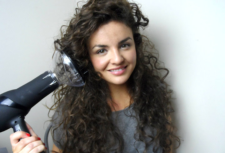 Keringkan Rambut Keriting dengan Diffuser