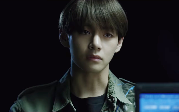 Momen V BTS Peluk Cewek di MV 'Stigma' Banjir Komentar Cemburu