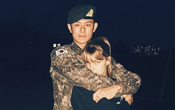 Rapper Beenzino Disambut Hangat Pacar Bulenya Usai Keluar Wamil