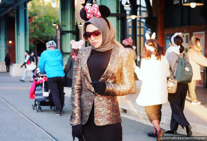 Tampil Lucu Pakai Bando Minnie Mouse