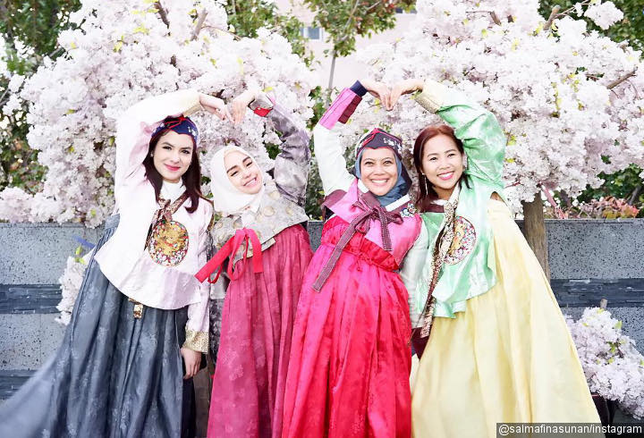 Cantik Berhijab Saat Pakai Hanbok