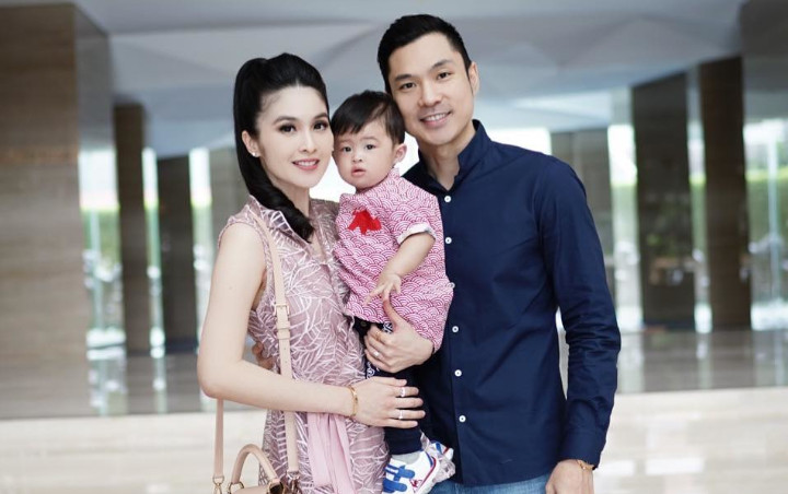 Suami Sandra Dewi Bak Pangeran di 'Foto Terlarang', Hobi Minum Pakai Tangan Kiri?