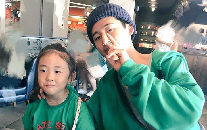 B.I. iKON Perhatian dan Main Bareng Adik Cewek Bikin Fans Meleleh 