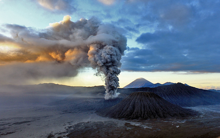 Gunung Bromo Erupsi, Status Waspada dan Wisatawan Dilarang Mendekat di Radius 1 Km