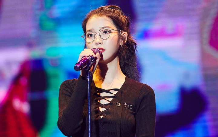 IU Berikan Hadiah Manis Buatan Sendiri untuk Staf Tur Konsernya