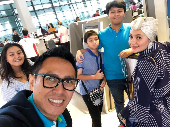 Tak Gengsi, Eko Patrio Kompak Selfie di Bandara Bareng Keluarga