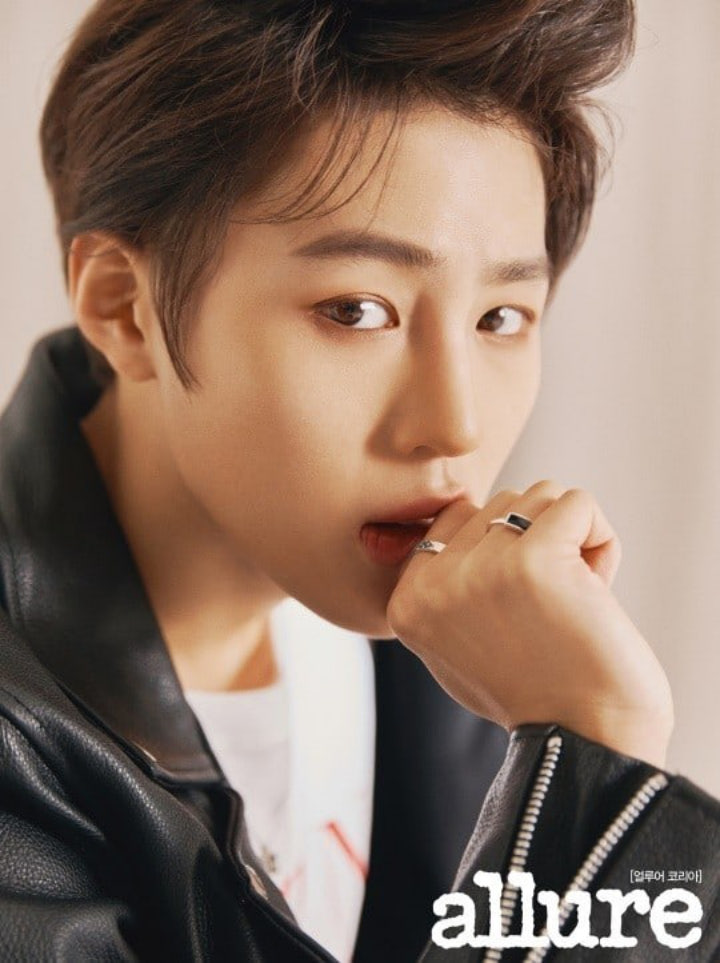 Ha Sungwoon di pemotretan majalah