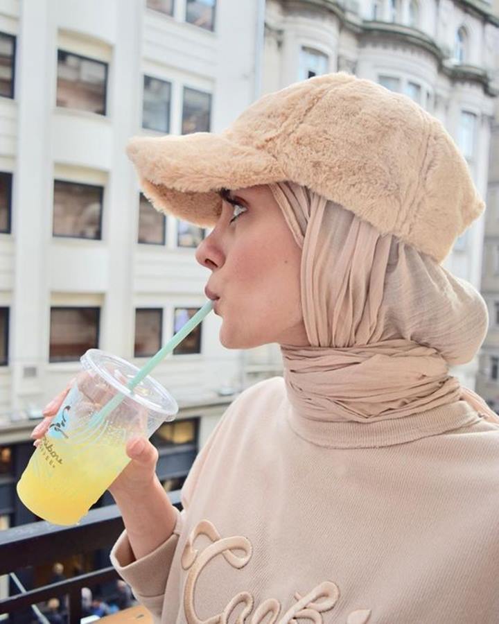 One-Tone Outfit dengan Topi Bulu Menggemaskan