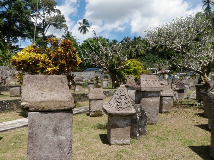 Waruga, Pemakaman Duduk di Minahasa