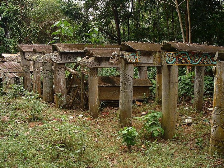 Makam yang Berada di Atas Tanah Masyarakat Dayak Banuaq di Kalimantan