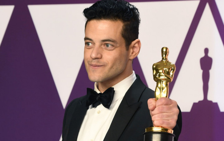 Rami Malek Jatuh dari Panggung Usai Raih Piala Best Actor Oscar 2019 