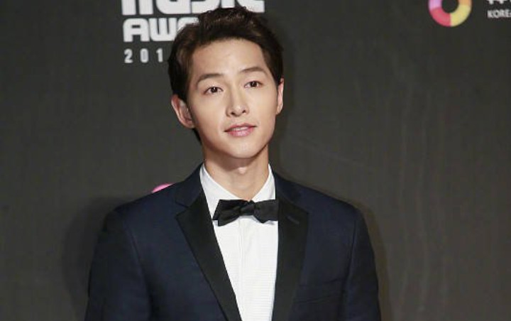 Song Joong Ki Tetap Ceria Saat Berangkat ke Brunei Meski Diterpa Gosip Cerai