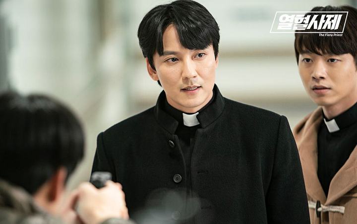 Kim Nam Gil Alami Cedera Patah Tulang di Lokasi Syuting 'The Fiery Priest'