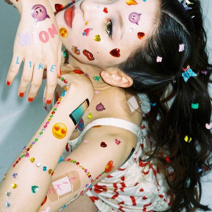 Sunmi Bikin Ngeri Tubuhnya Dipenuhi Emoji Warna-Warni di Teaser Comeback