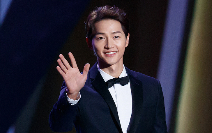 Gaya Santai Song Joong Ki di Brunei untuk Syuting 'The Chronicles of Aseudal'