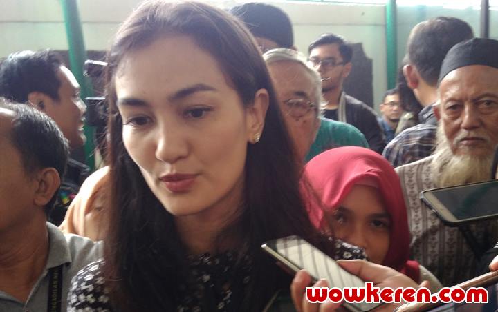 Atiqah Hasiholan Sebut Ada Fakta Tak Sesuai Dengan Yang Terjadi Saat Sidang Perdana Ratna Sarumpaet