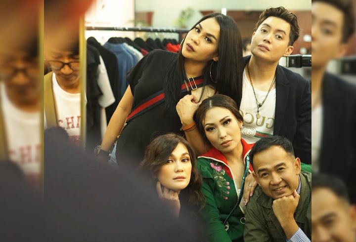 Pasang Wajah Serius Ala-Ala Model Profesional