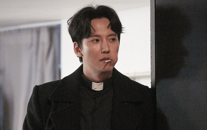 Kim Nam Gil Cedera Ketiga Kalinya, Syuting 'The Fiery Priest' Berhenti Sementara
