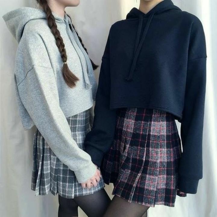 Hoodie dengan Rok Pendek a La Anak Sekolahan