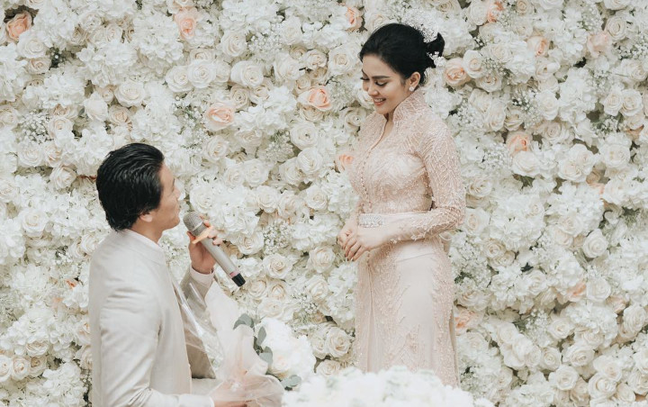  Foto Lamaran  Romantis Syahrini Kembali Beredar Tinggi 