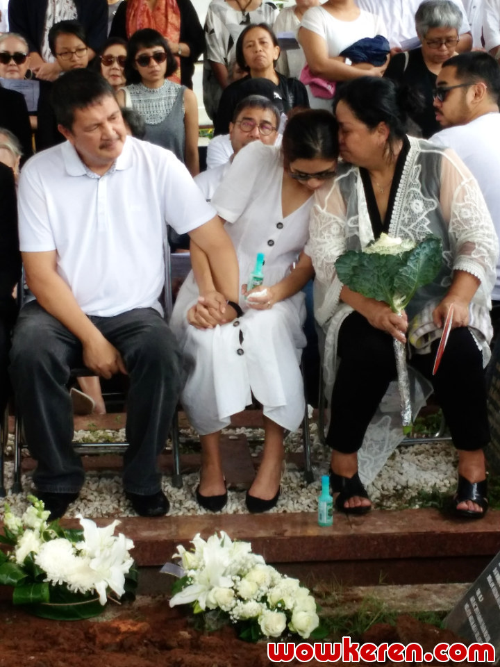Pemakaman Ibunda Mikha Tambayong