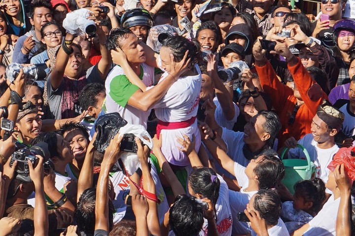 Saksikan Ngembak Geni dan Omed-Omedan Setelah Nyepi