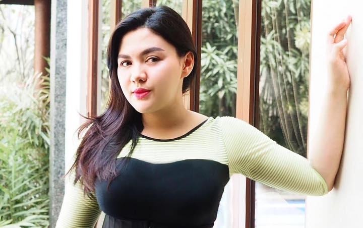 Bahkan ada netter yang menyebut jika wanita dalam foto ini bukan Vicky Shu.