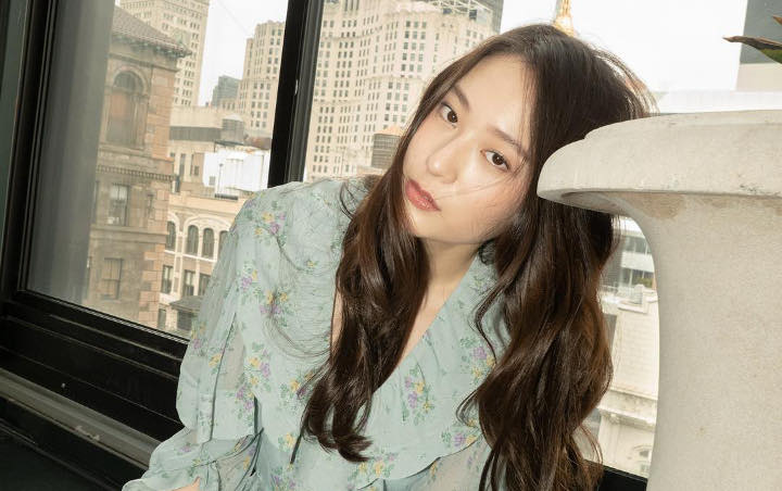 Krystal Bikin Bingung di Postingan Terbaru, Fans Malah Sibuk Puji Kecantikannya