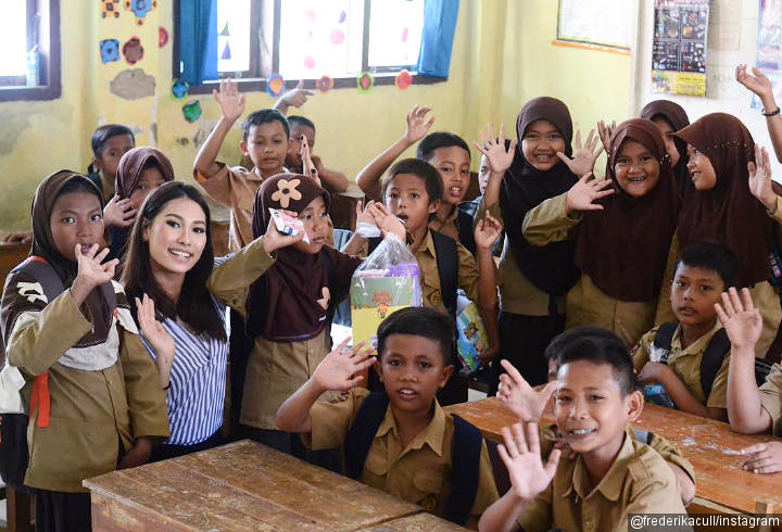 Kunjungi Korban Tsunami di Lampung