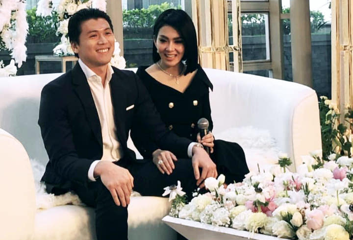 Saling Elus Paha Sambil Bercanda