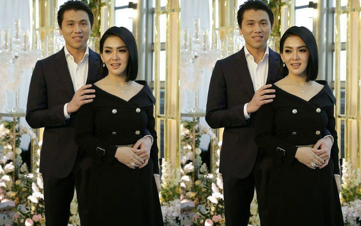 Reino Barack Mesra Rangkul Pinggang Sang Istri