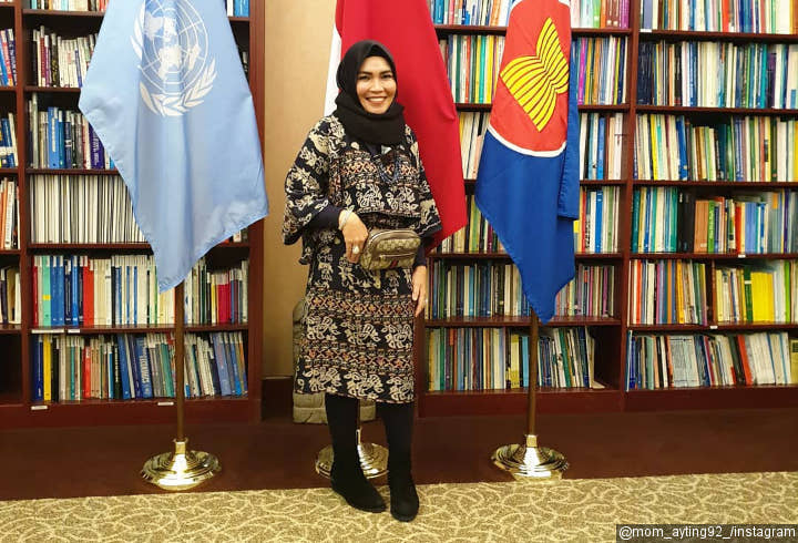 Umi Khalsum Ceria Abadikan Momen di Kantor Perwakilan Indonesia 